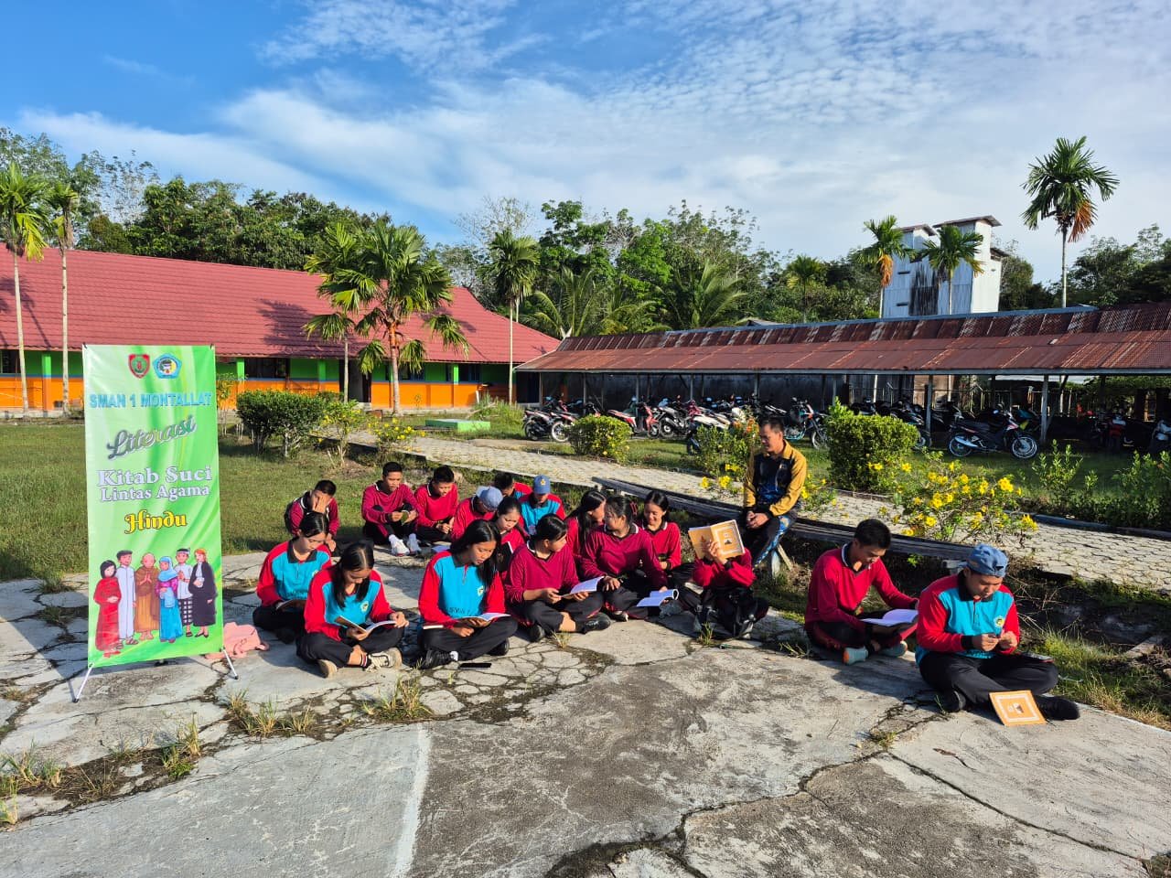 Mempertebal Iman, Memperluas Wawasan: SMAN 1 Montallat Gelar Literasi Kitab Suci Serentak