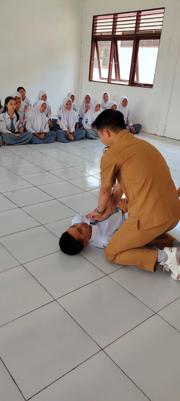 Siaga di Kondisi Kritis: Siswa SMAN 1 Montallat Ikuti Pelatihan Bantuan Hidup Dasar (BHD)