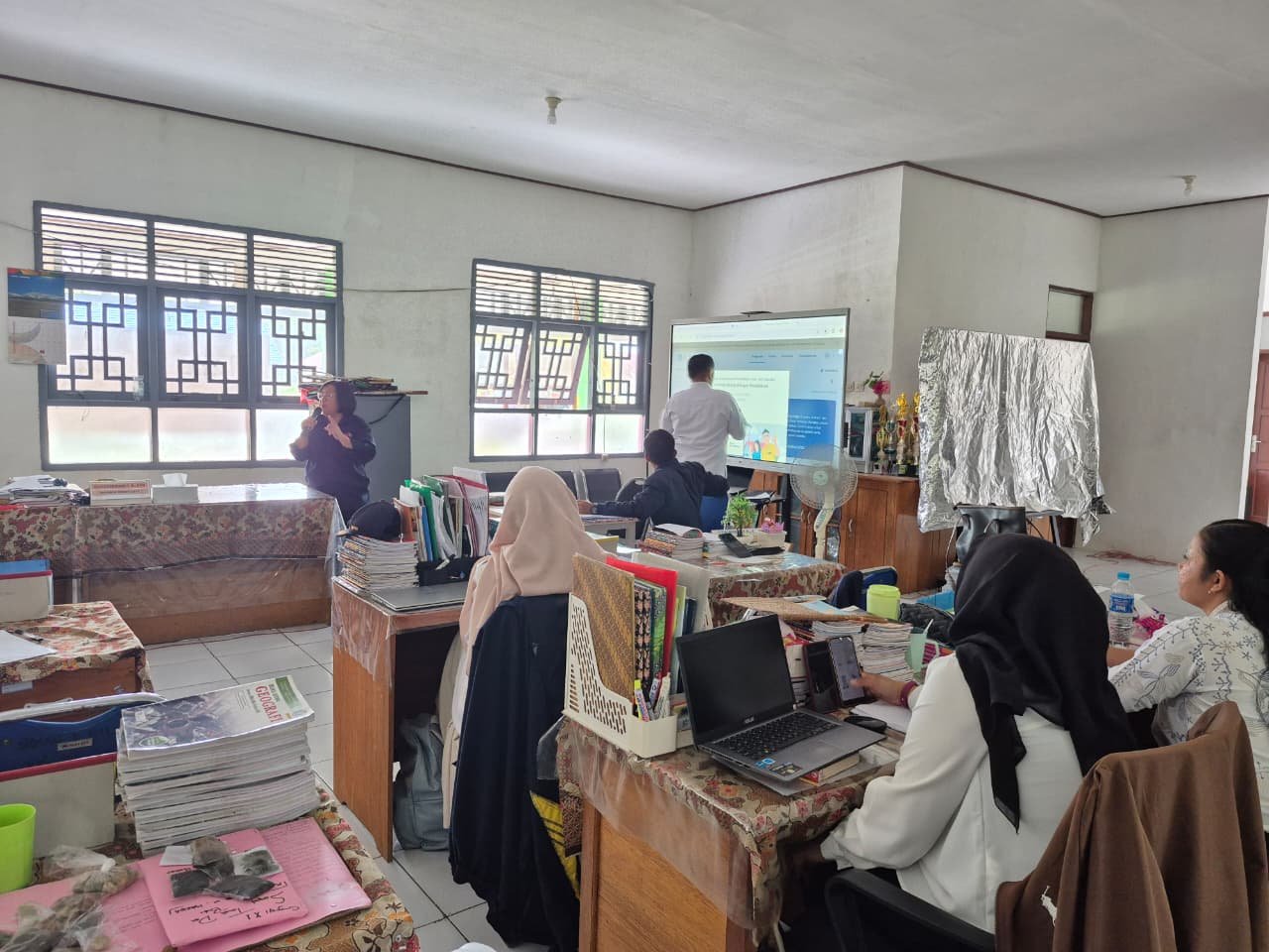 Lawan Hujan Demi Mutu Pendidikan: Kunjungan Inspiratif Pengawas Pembina di SMAN 1 Montallat