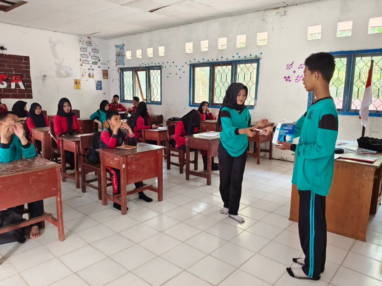 Tim UKS dan PMR SMAN 1 Montallat bagikan masker ditengah meningkatnya intensitas kabut